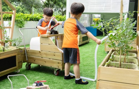 Edukacyjny Drewniany Wózek na Wodę do Podlewania + Wąż dla dzieci CLASSIC WORLD EDU