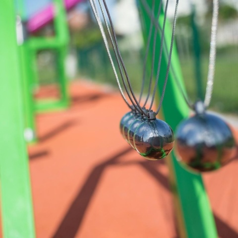 Kołyska Newtona na plac zabaw | Fizyka dla dzieci | Wyposażenie edukacyjne | Nauka i Zabawa